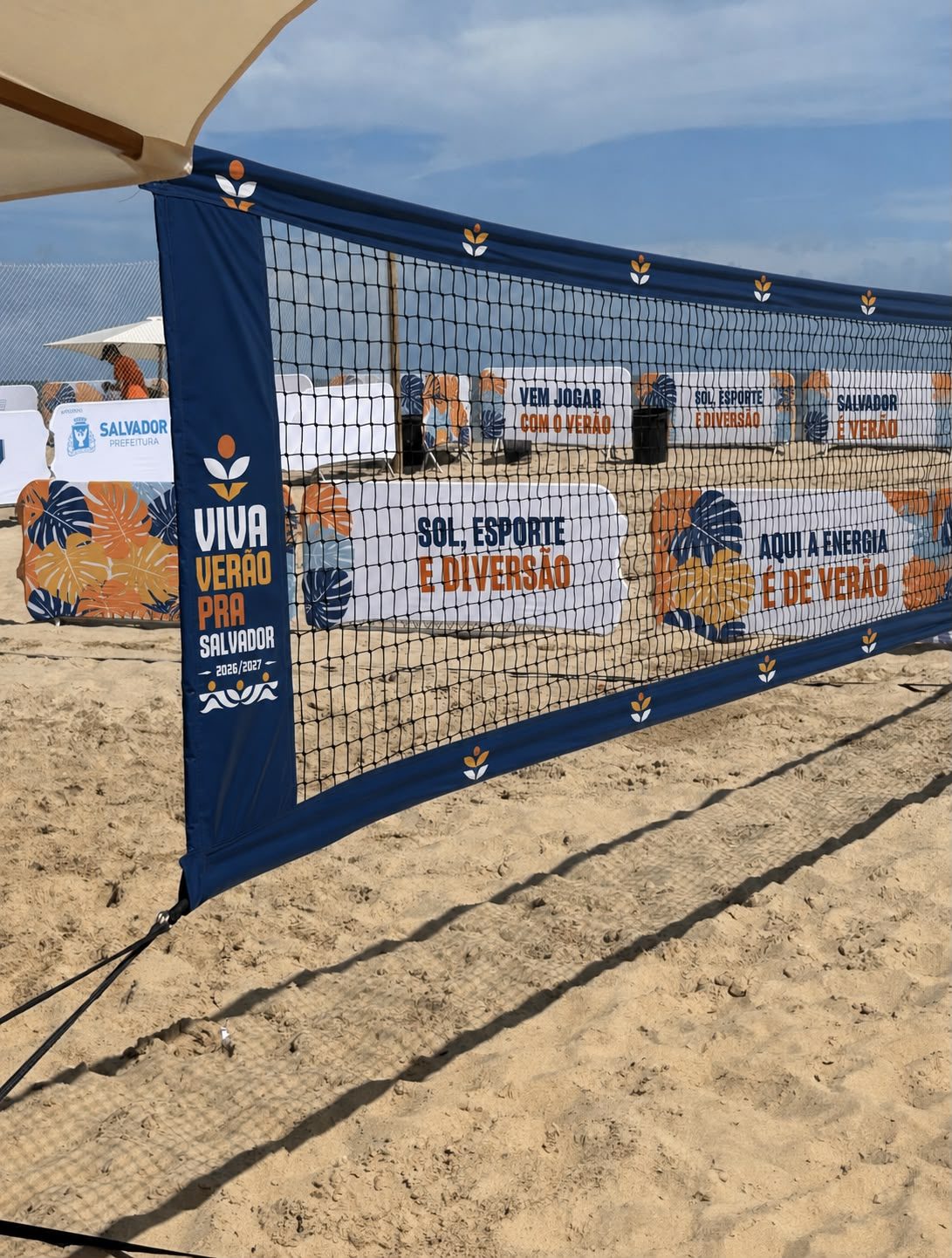 Quadras de areia da Arena em operação com público ao redor