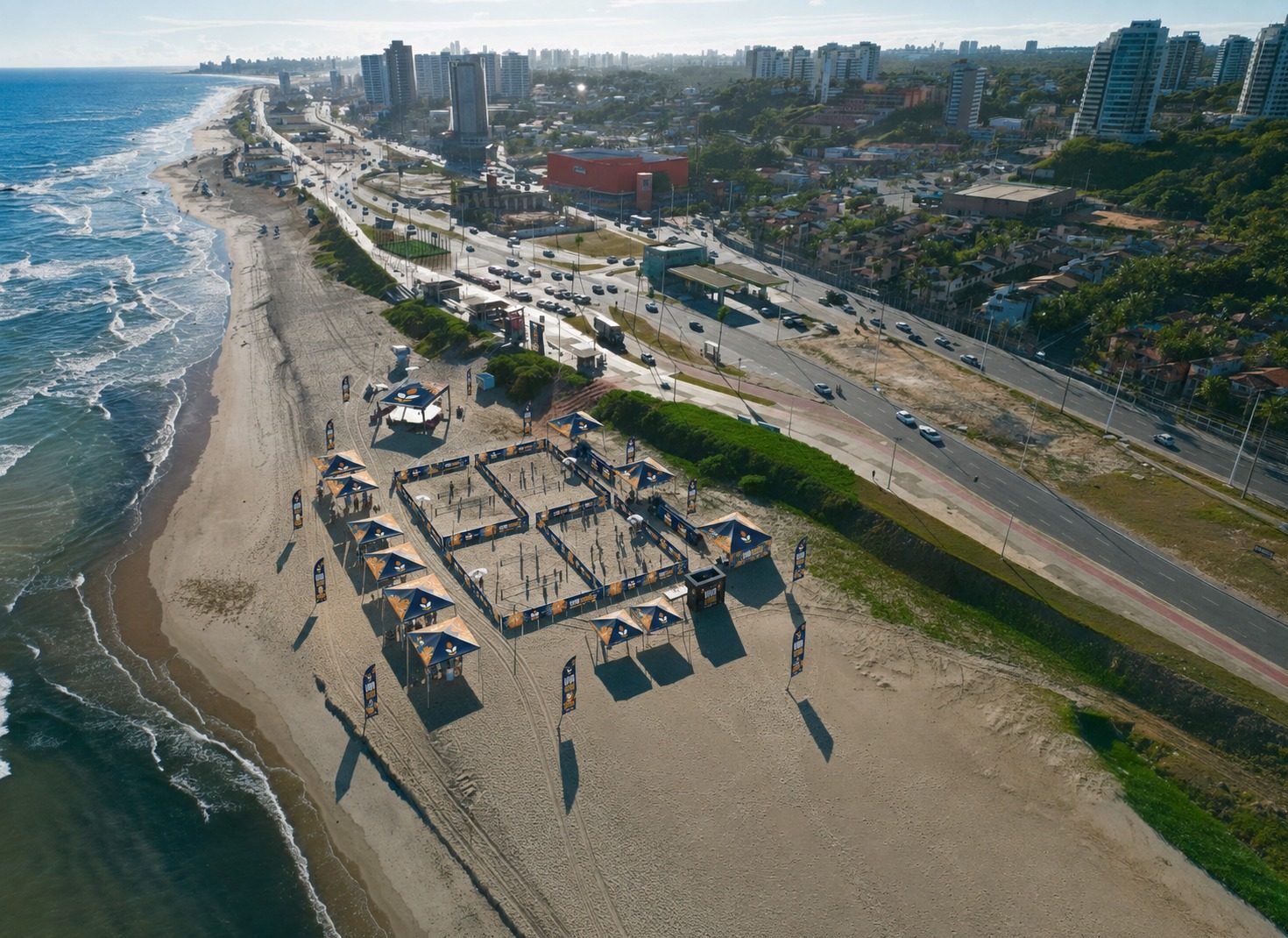 Vista aérea da orla de Salvador com a Arena do Viva Verão montada na areia