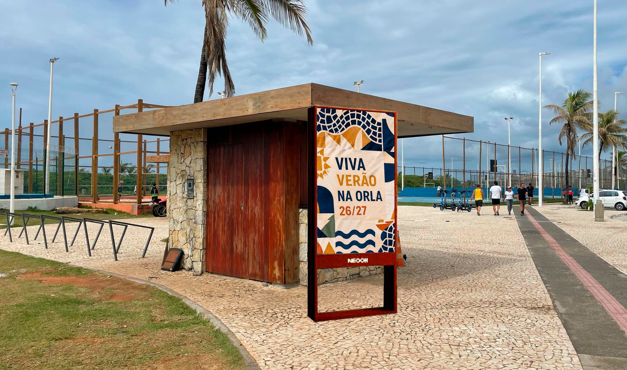 Totem digital com comunicação de marca instalado na orla