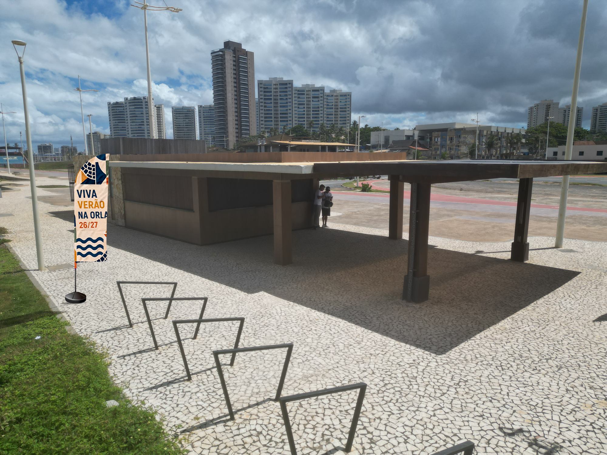 Wind banners da Arena instalados ao longo da orla