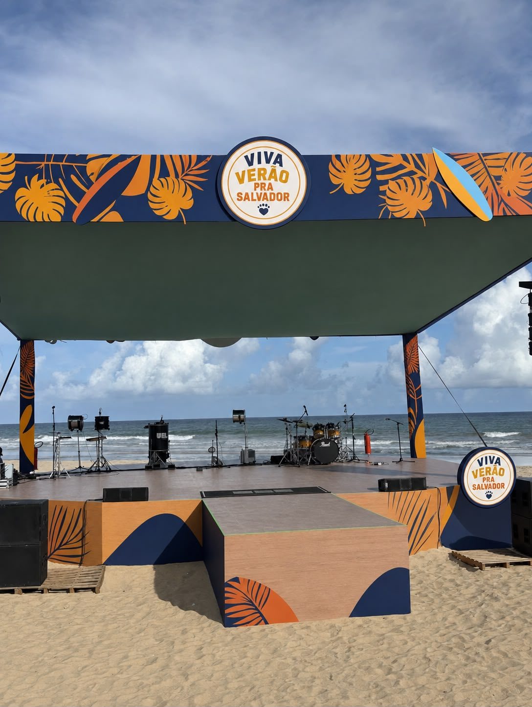 Palco da Arena durante programação na orla de Salvador
