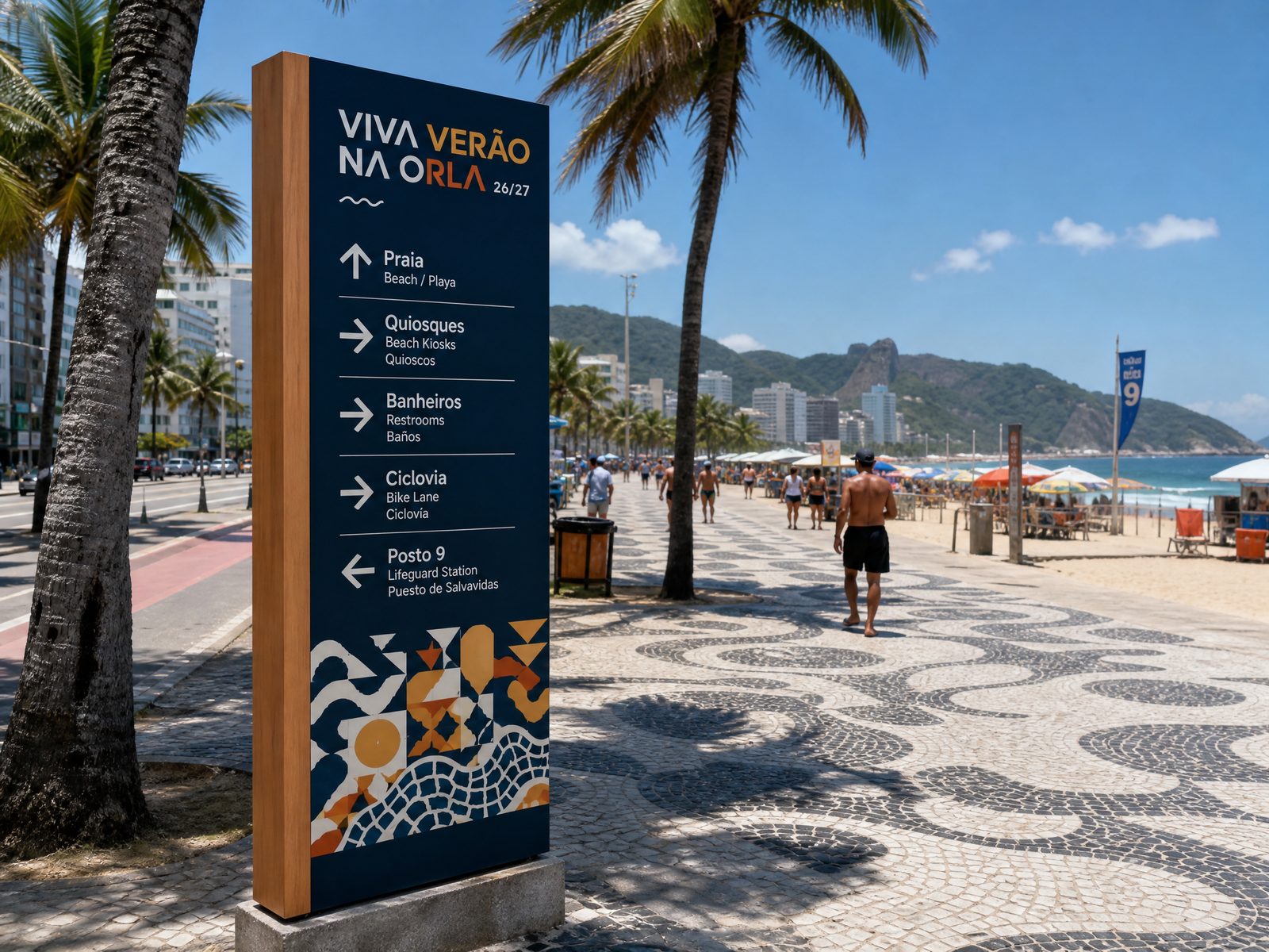 Placa de sinalização de madeira com comunicação do projeto na orla