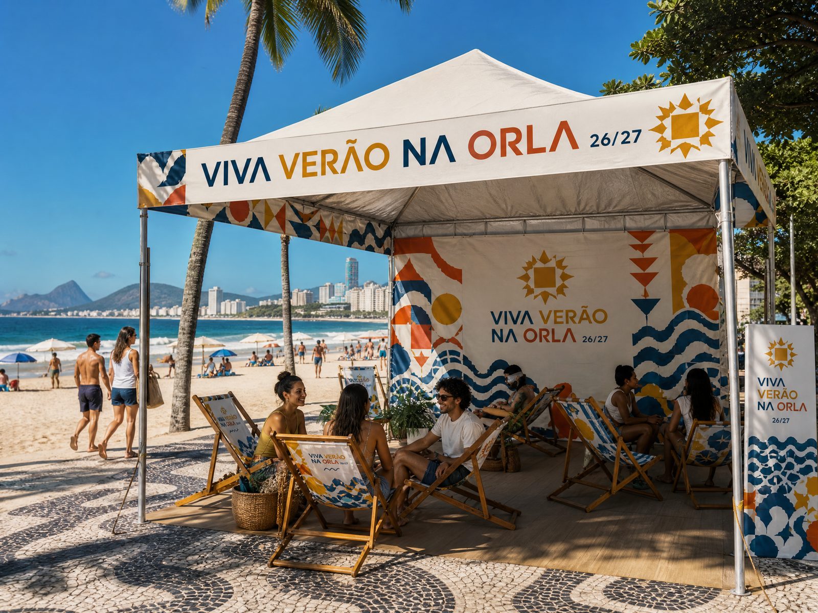 Tenda de ativação da marca na praia com espreguiçadeiras e público