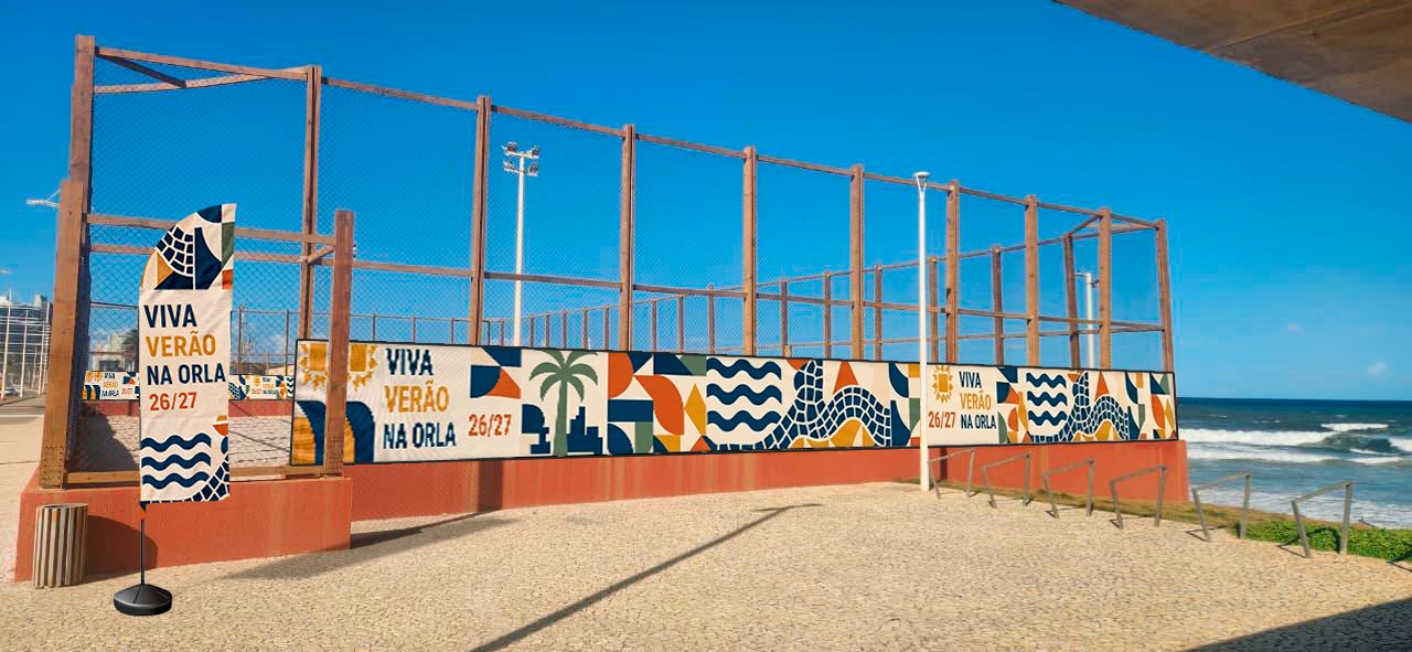 Quadra de areia com tapume assinado pela marca patrocinadora